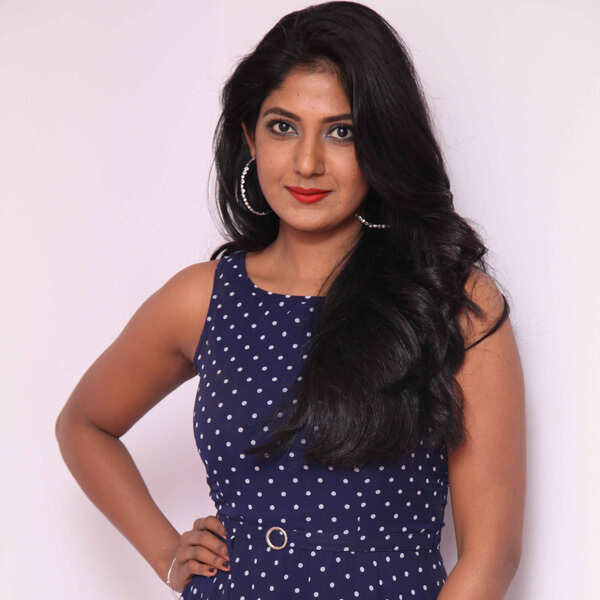 Yagna Shetty Wallpapers