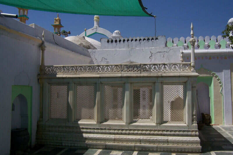Aurangzeb's_Tomb_(Khuldabad)_3