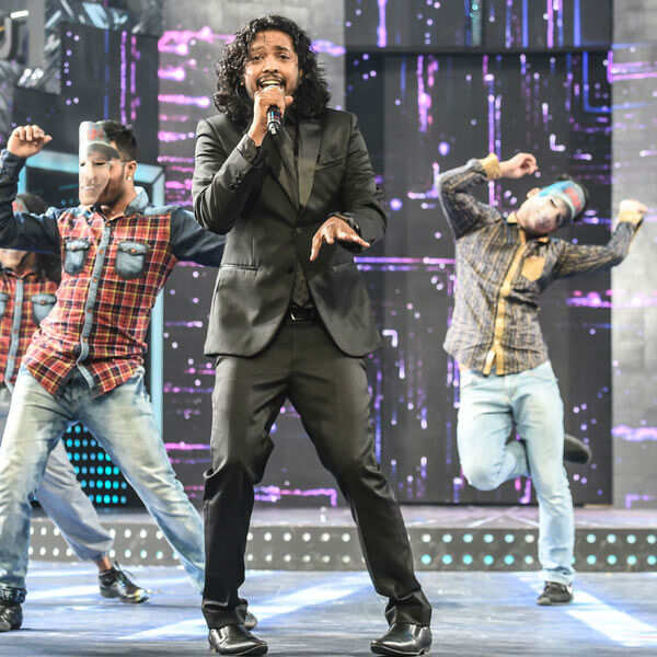 Nakash Aziz Photos