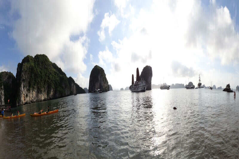 Kayakaing in Ha Long Bay