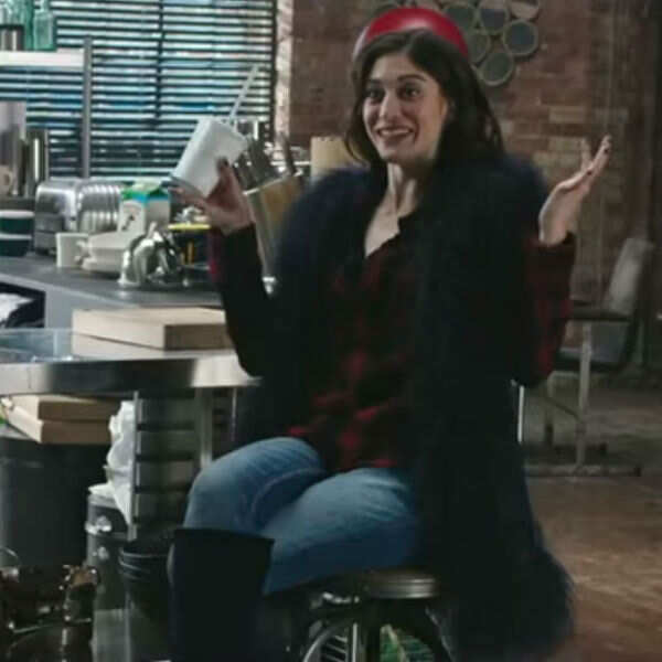 Lizzy Caplan Images