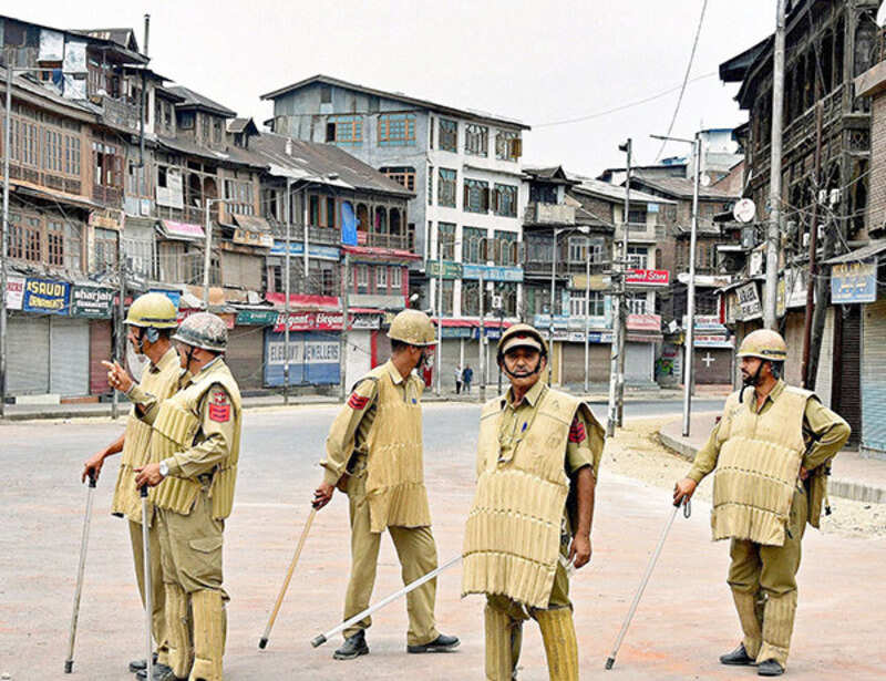 Kashmir: Protesters snatch 70 police guns