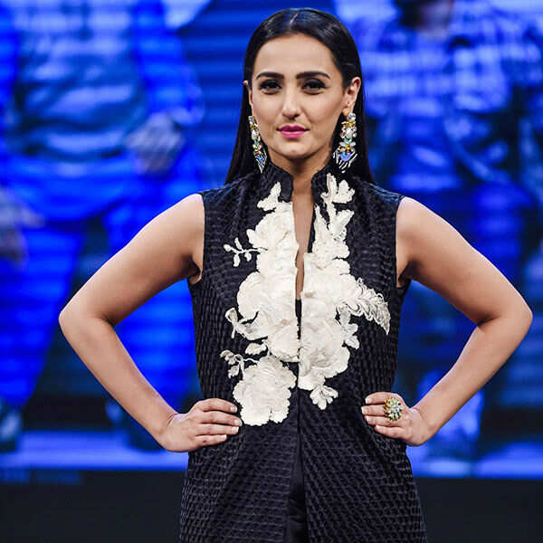 Momal Sheikh Pictures