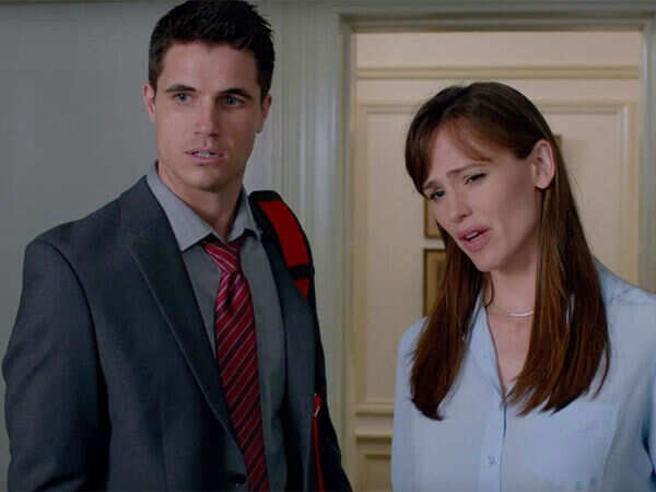 Robbie Amell Images