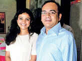 Socialites attend dinner party