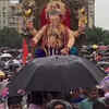 Article image for: Despite heavy rains, devotees line up to bid <i class="tbold">adieu</i> to Lord Ganesha