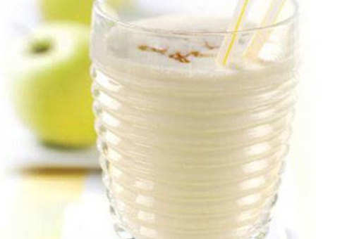 Frothy Pineapple and Apple Smoothie