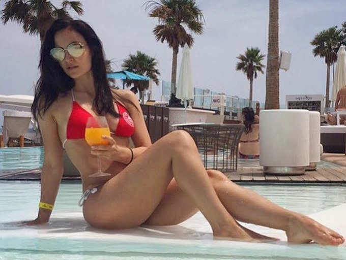 Elli Avram shows off her sexy side in bikini photoshoot