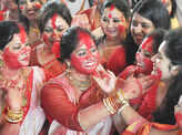 Bengalis paint town red with 'sindur khela'