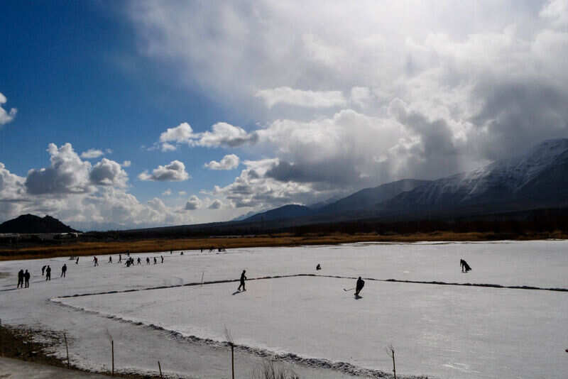 Kids playing ice hockey