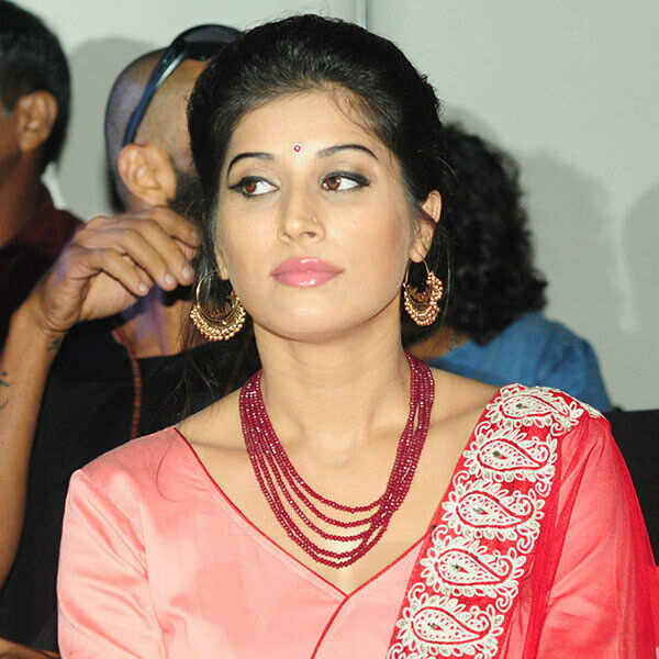 Divinaa Thackur Images
