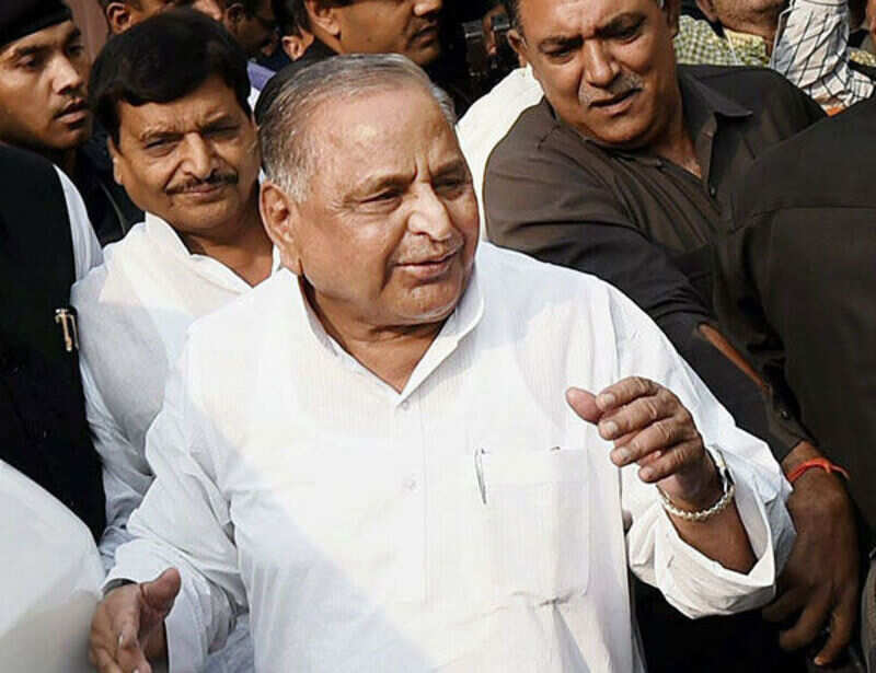 SP sacks Akhilesh aide Pawan Pandey