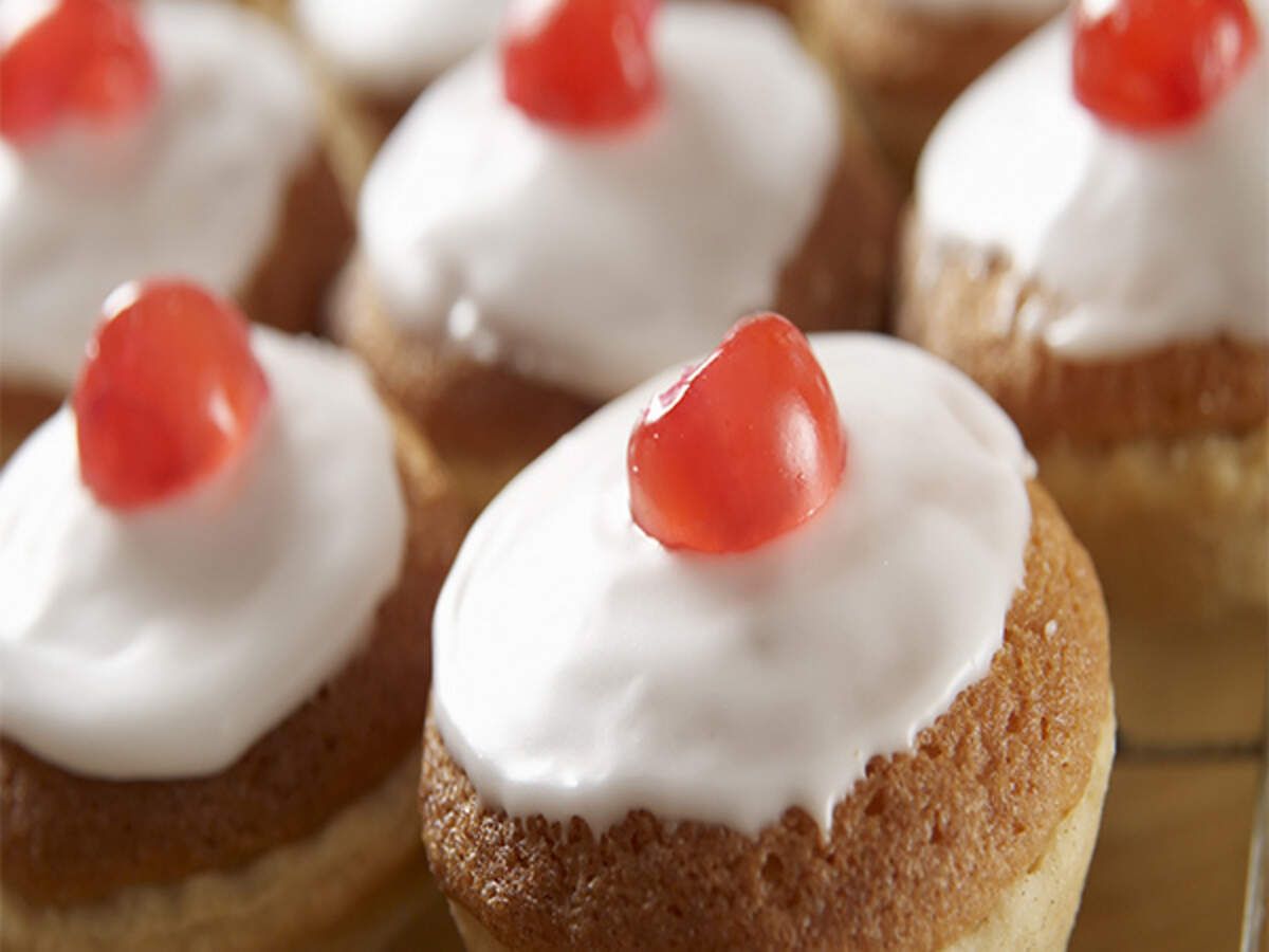 Christmas Cupcakes Recipe: How to make Christmas Cupcakes Recipe for Christmas at Home | Homemade Christmas Cupcakes Recipe - Times Food