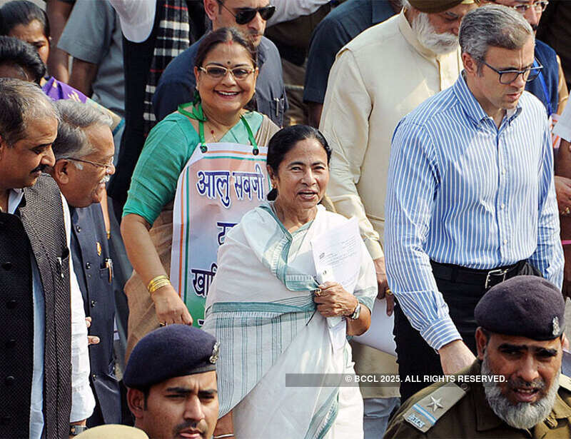 Mamata leads protest march on currency ban