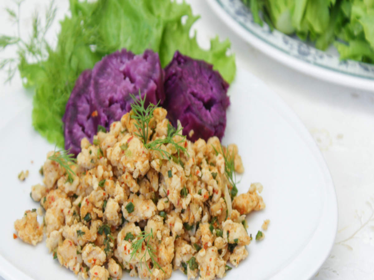 Salad of minced chicken, herb and roasted rice