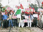 Trains stopped, Bharat bandh begins