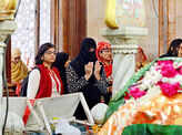 Women enter Haji Ali Dargah after 5 yrs