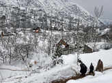 Rains, fresh snowfall throw life out of gear in J&K