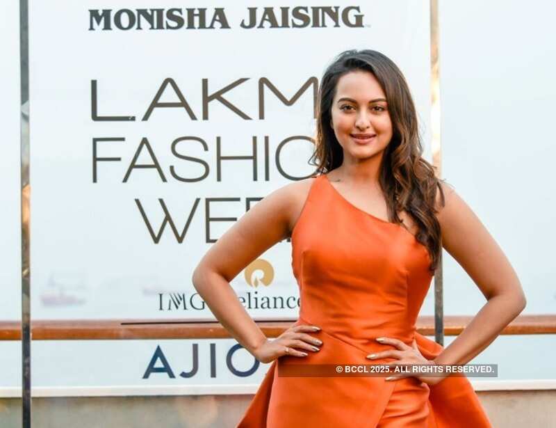 Best Showstopper Looks of Sonakshi Sinha @ LFW '17