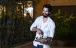 Shahid Kapoor cuts his birthday cake