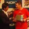 Article image for: Shah Rukh Khan with <i class="tbold">David Hussey</i>