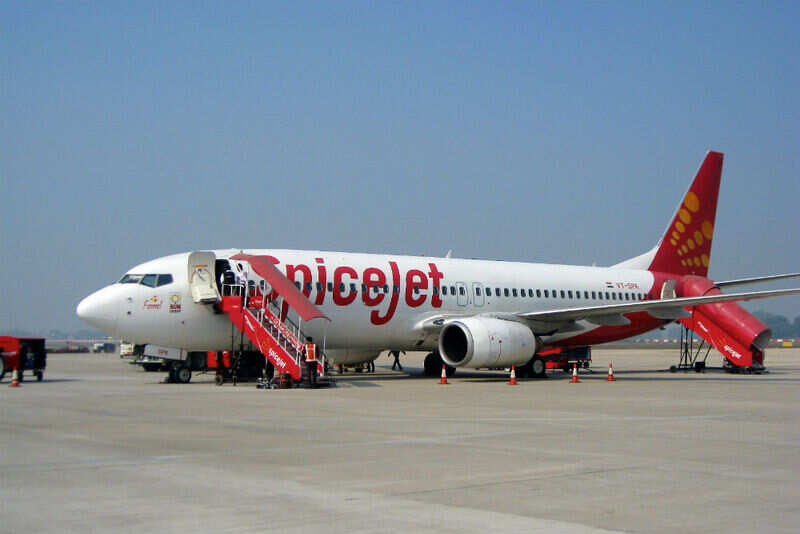 SpiceJet_aircraft_at_Varanasi_Airport