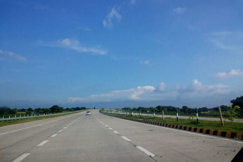 Yamuna_Expressway_Delhi_Agra_India_August_2013