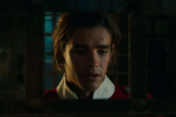 Brenton Thwaites Photos