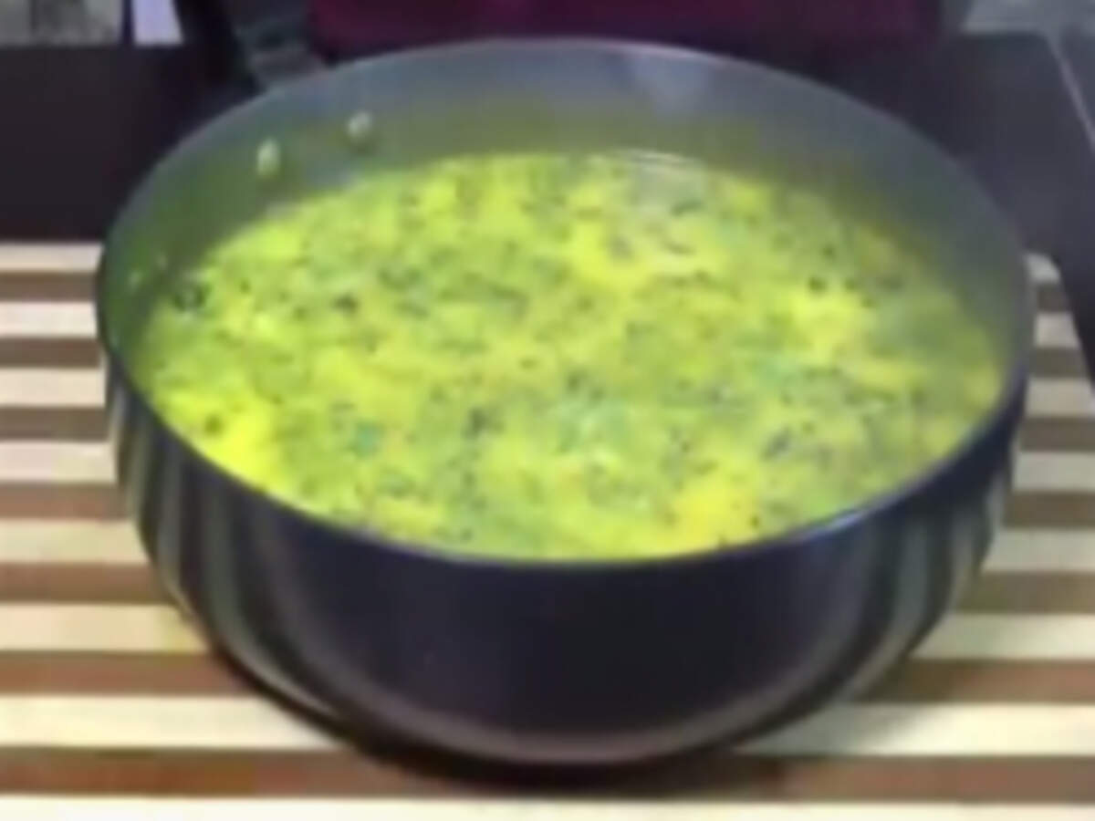 Aloo Palak: Golden potatoes nestled in a vibrant green spinach sauce, steaming gently.