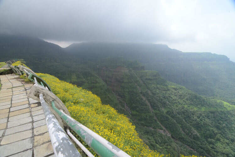 tourist places near nashik railway station