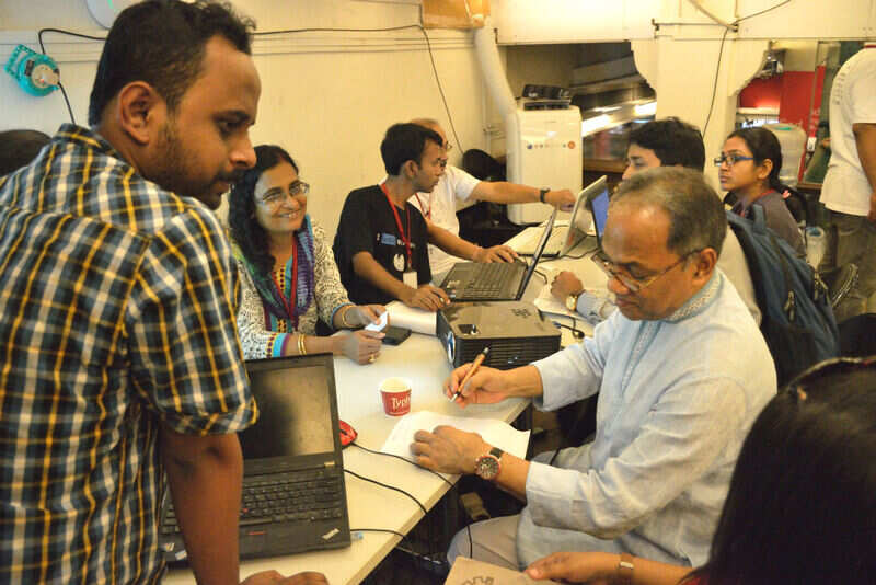 Imdadul_Haq_Milon_at_Wikipedia_Booth_-_Apeejay_Bangla_Sahitya_Utsav_-_Kolkata_2015-10-10_5221