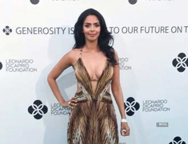 Divas in plunging necklines