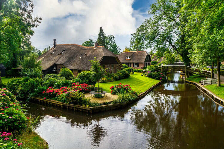 Giethoorn Sebuah Wilayah Di Belanda Ini Dikenal Sebagai ‘The Little Venice’. Intip Keindahannya Yuk ! Giethoorn Sebuah Wilayah Di Belanda Ini Dikenal Sebagai ‘The Little Venice’. Intip Keindahannya Yuk !