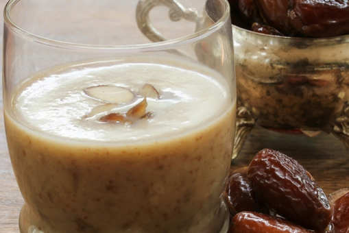 Oats Dates Almond Milkshake
