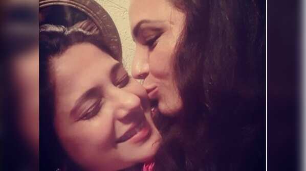 When onscreen enemies Jennifer Winget, Aneri Vajani and Kushal Tandon partied together with Beyhad's cast