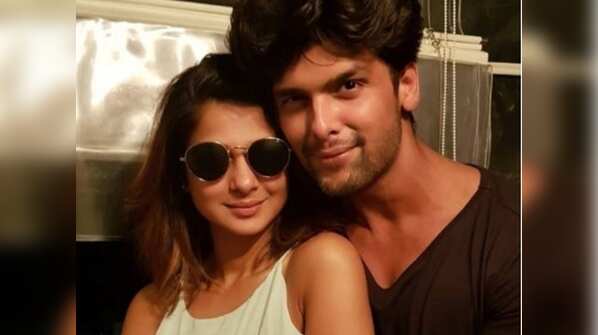 When onscreen enemies Jennifer Winget, Aneri Vajani and Kushal Tandon partied together with Beyhad's cast