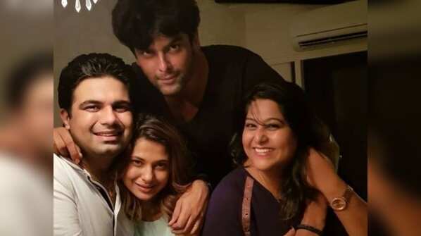 When onscreen enemies Jennifer Winget, Aneri Vajani and Kushal Tandon partied together with Beyhad's cast