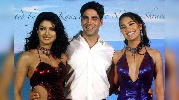 When Akshay posed with the Miss Universe (2000) and Miss World (2000)