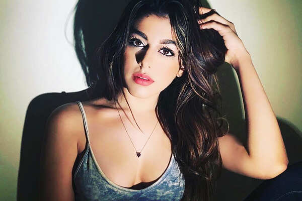 Aalia Furniturewalla Wallpapers