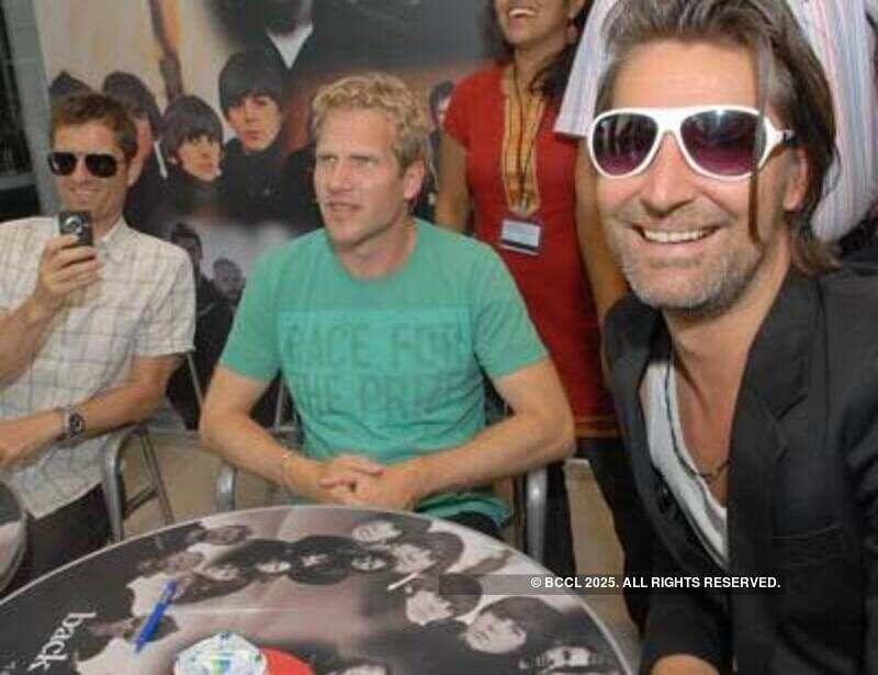 Three Member Band in city