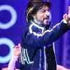 Crazy fan rushes on stage to hug SRK in Dubai