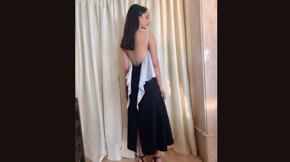 Shraddha Kapoor flaunts her sexy back in this elegant picture