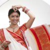Article image for: Applying <i class="tbold">sindoor</i>