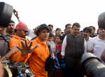 In Photos: CM Devendra Fadnavis and Yuva Sena Chief Aditya Thackeray participate in Afroz Shah's clean-up drive at Versova Beach