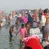 Article image for: Thousands of devotees take <i class="tbold">holy dip</i> at sangam on first day of Makar Sankranti