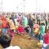 Article image for: Thousands of devotees take <i class="tbold">holy dip</i> at sangam on first day of Makar Sankranti