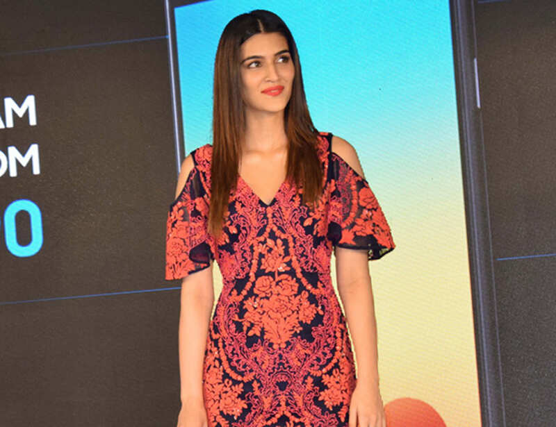 Kriti Sanon launches Samsung Galaxy On7 Prime