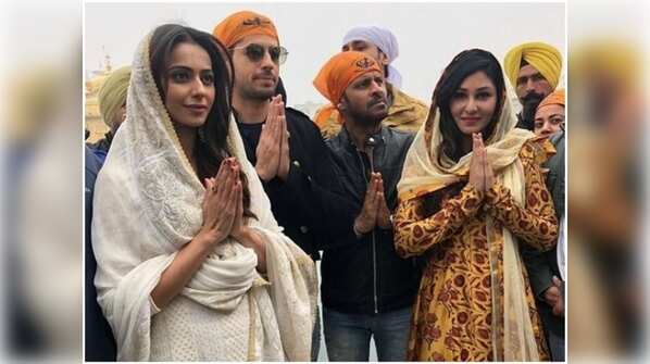 Pics: Team ‘Aiyaary’ seeks blessings at the Golden Temple ahead of the film’s release