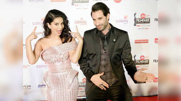 Pic: Sunny Leone and hubby Daniel Weber “have fun all dressed up” at the red carpet of 63rd Jio Filmfare Awards 2018
