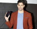 Sidharth unveils the special edition of Oppo F5